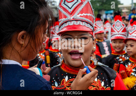 Sekundäre Schulkinder machen Sie sich bereit, an der Tambor Trumpa Martsa Musika (Drum & Bugle) Contest, Dinagyang Festival, Iloilo, die Philippinen zu nehmen. Stockfoto