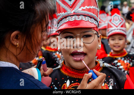 Sekundäre Schulkinder machen Sie sich bereit, an der Tambor Trumpa Martsa Musika (Drum & Bugle) Contest, Dinagyang Festival, Iloilo, die Philippinen zu nehmen. Stockfoto