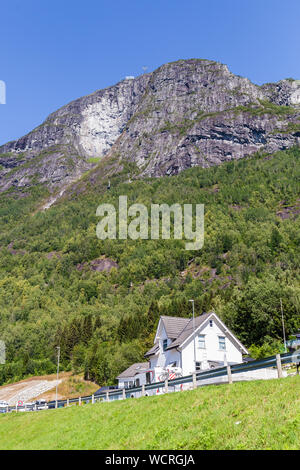 Loen Skylift Aerial Tramway Kabine und Station der Seilbahn auf die Spitze des Mount Hoven mit herrlichem Blick auf die berühmten Nordfjord in Norwegen klettert. Stockfoto