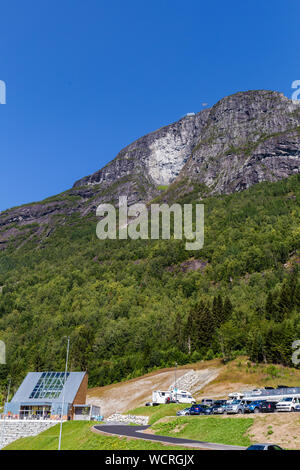 Loen Skylift Aerial Tramway Kabine und Station der Seilbahn auf die Spitze des Mount Hoven mit herrlichem Blick auf die berühmten Nordfjord in Norwegen klettert. Stockfoto