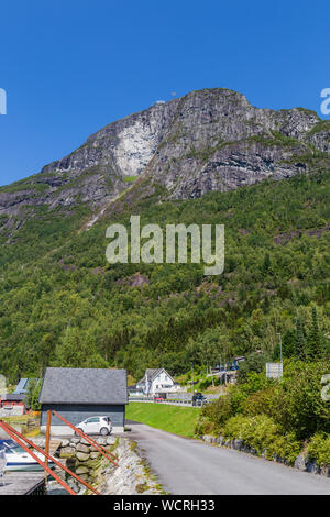 Loen Skylift Aerial Tramway Kabine und Station der Seilbahn auf die Spitze des Mount Hoven mit herrlichem Blick auf die berühmten Nordfjord in Norwegen klettert. Stockfoto