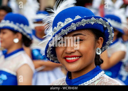 Filipino sekundäre Schüler konkurrieren in der Tambor Trumpa Martsa Musika (Drum & Bugle Corps) Contest, Dinagyang Festival, Iloilo, Philippinen Stockfoto