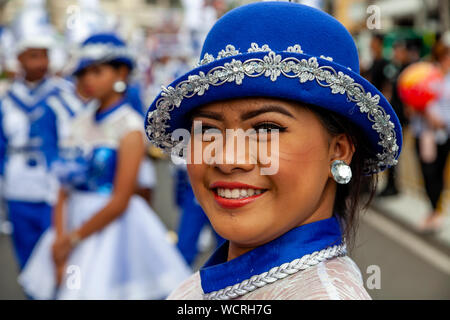 Filipino sekundäre Schüler konkurrieren in der Tambor Trumpa Martsa Musika (Drum & Bugle Corps) Contest, Dinagyang Festival, Iloilo, Philippinen Stockfoto