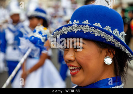 Filipino sekundäre Schüler konkurrieren in der Tambor Trumpa Martsa Musika (Drum & Bugle Corps) Contest, Dinagyang Festival, Iloilo, Philippinen Stockfoto