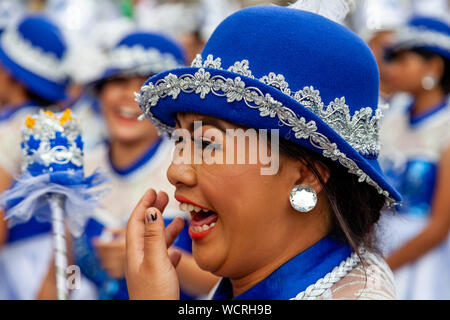 Filipino sekundäre Schüler konkurrieren in der Tambor Trumpa Martsa Musika (Drum & Bugle Corps) Contest, Dinagyang Festival, Iloilo, Philippinen Stockfoto