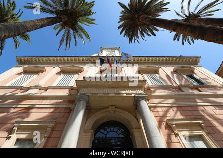 Das Rathaus der Stadt Ajaccio umrahmt von palmwedel, Insel Korsika, Frankreich. Stockfoto