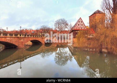 Alte Gebäude und Brücke im Wasser in Nürnberg, Bayern wider Stockfoto