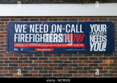 Feuerwache mit Rekrutierung anmelden oder Banner für Feuerwehrmänner, ihre Gemeinschaft braucht Sie, Petworth, West Sussex, Großbritannien Stockfoto