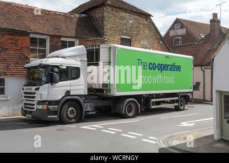 Ein Co-op (Co-operative) essen Lieferung Lkw truck van Lieferung zu einem Shop, Großbritannien Stockfoto