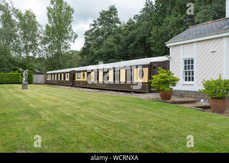 Der alte Bahnhof in Petworth, West Sussex, UK, nun für die Unterkunft verwendet und als Teestube, mit Pullman Wagen Stockfoto