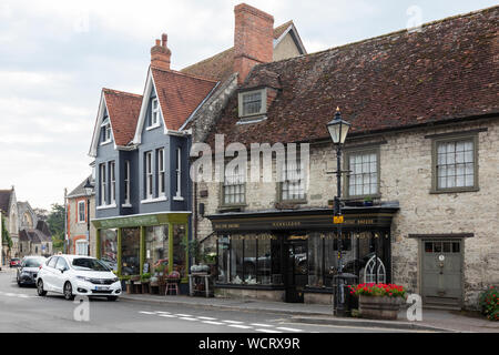 Sprout & Flower und Hambledon, The Square, Mere, Wiltshire, England, Großbritannien Stockfoto