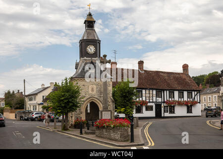 Der Clocktower und das George Inn auf dem Hauptplatz von Mere, Wiltshire, England, Großbritannien Stockfoto