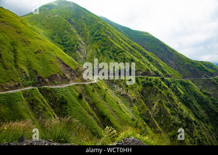 Die gefährlichsten Mountain Road Georgien Tuscheti Stockfoto