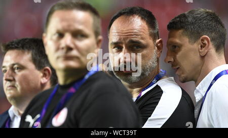 Sinobo Stadium, Prag. 28 Aug, 2019. Trainer von Slavia Praha Jindrich Trpisovsky (Zweiter von rechts) ist vor der Fußball Champions League 4.Vorrunde Rückspiel gesehen: Slavia Prag vs Cluj-Napoca in Sinobo Stadion, Prag, Tschechische Republik, 28. August 2019. Quelle: Michal Kamaryt/CTK Photo/Alamy leben Nachrichten Stockfoto