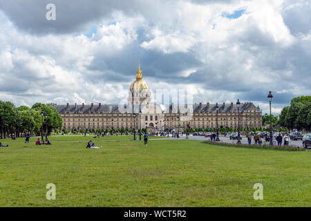 Menschen zu Fuß aufliegt und auf der Avenue des Invalides Gras - Paris Stockfoto