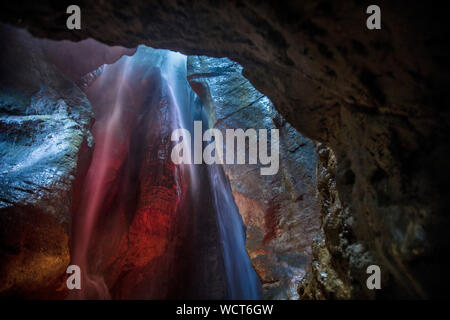 Varone, Gardasee, Italien, Europa, August 2019, Blick auf die Cascata Varone Wasserfälle und Höhlen Stockfoto