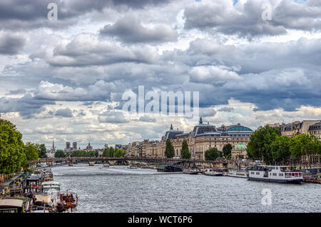 Musee d'Orsay an einem bewölkten Tag - Paris, Frankreich Stockfoto