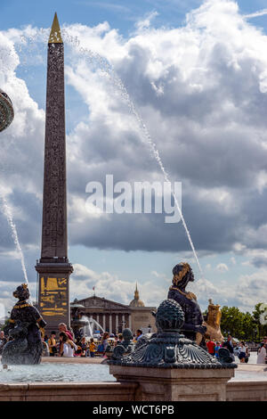 Ein Brunnen und den Obelisken auf der Place de la Concorde in Paris, Fra Stockfoto