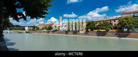 Verona, Italien, Europa, August 2019, Blick auf den Fluss Etsch und den Turm der Chiesa DAL PREVAT 2 di Santa Maria in Organo Stockfoto