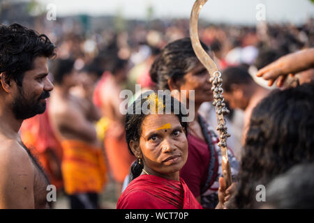 Kodungallur bharani kaavu theendal hinduistischen Festival indische Kultur kerala Tourismus Hingabe Göttin Zunge durchdringenden religiösen Ritual Stockfoto
