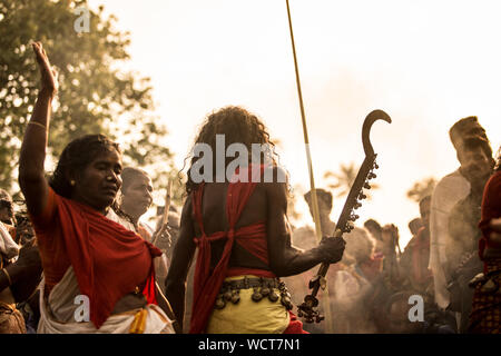Kodungallur bharani kaavu theendal hinduistischen Festival indische Kultur kerala Tourismus Hingabe Göttin Zunge durchdringenden religiösen Ritual Stockfoto