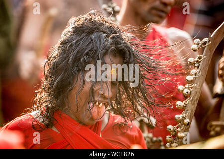 Kodungallur bharani kaavu theendal hinduistischen Festival indische Kultur kerala Tourismus Hingabe Göttin Zunge durchdringenden religiösen Ritual Stockfoto