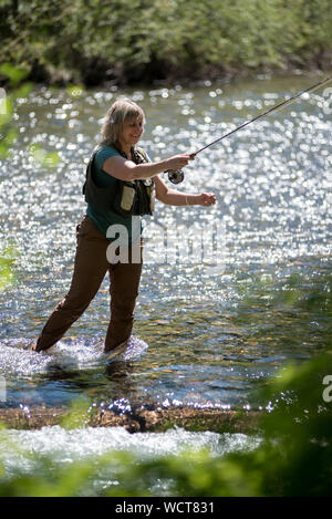 Frau Angeln in Minam Fluss, Wallowa Mountains, Oregon. Stockfoto