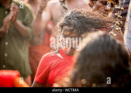 Kodungallur bharani kaavu theendal hinduistischen Festival indische Kultur kerala Tourismus Hingabe Göttin Zunge durchdringenden religiösen Ritual Stockfoto