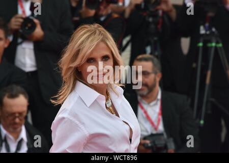 Venedig, Italien. 28 Aug, 2019. Isabella Ferrari Spaziergänge auf dem roten Teppich vor der öffnung Zeremonie, während der 76. Filmfestival von Venedig im Sala Casino am 28. August 2019 in Venedig, Italien. Quelle: Andrea Merola/Erwachen/Alamy leben Nachrichten Stockfoto