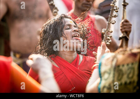 Kodungallur bharani kaavu theendal hinduistischen Festival indische Kultur kerala Tourismus Hingabe Göttin Zunge durchdringenden religiösen Ritual Stockfoto