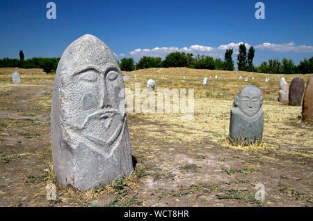 Antike Skulpturen aus Stein (Kurgan Stelen oder Balbals) in der Nähe der Buranaturm in Kirgisistan Stockfoto