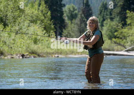 Frau Angeln in Minam Fluss, Wallowa Mountains, Oregon. Stockfoto