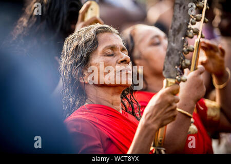 Kodungallur bharani kaavu theendal hinduistischen Festival indische Kultur kerala Tourismus Hingabe Göttin Zunge durchdringenden religiösen Ritual Stockfoto