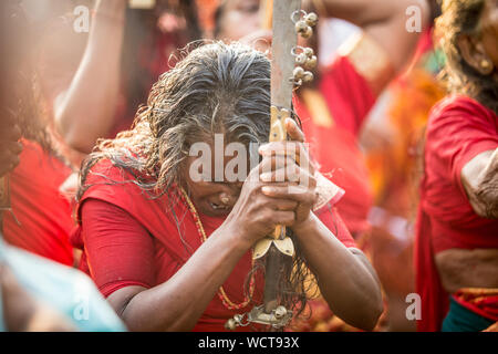 Kodungallur bharani kaavu theendal hinduistischen Festival indische Kultur kerala Tourismus Hingabe Göttin Zunge durchdringenden religiösen Ritual Stockfoto