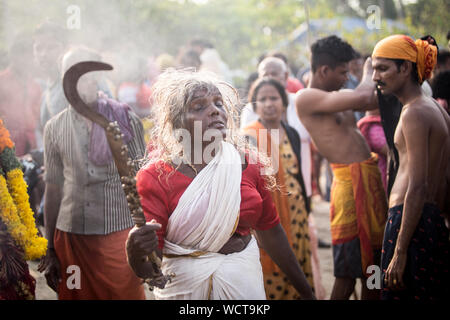 Kodungallur bharani kaavu theendal hinduistischen Festival indische Kultur kerala Tourismus Hingabe Göttin Zunge durchdringenden religiösen Ritual Stockfoto
