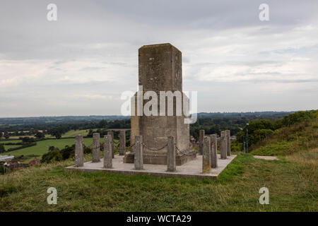 Denkmal für die 43. (Wessex) Infanterie-Division auf dem Gipfel von Castle Hill / Mere Castle, Mere, Wiltshire, England, Großbritannien Stockfoto