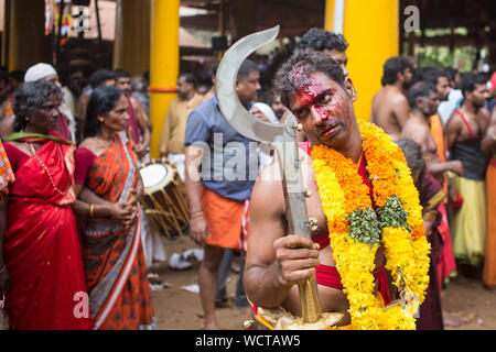 Kodungallur bharani kaavu theendal hinduistischen Festival indische Kultur kerala Tourismus Hingabe Göttin Zunge durchdringenden religiösen Ritual Stockfoto