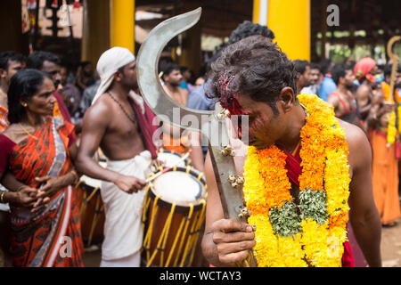 Kodungallur bharani kaavu theendal hinduistischen Festival indische Kultur kerala Tourismus Hingabe Göttin Zunge durchdringenden religiösen Ritual Stockfoto