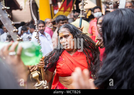 Kodungallur bharani kaavu theendal hinduistischen Festival indische Kultur kerala Tourismus Hingabe Göttin Zunge durchdringenden religiösen Ritual Stockfoto