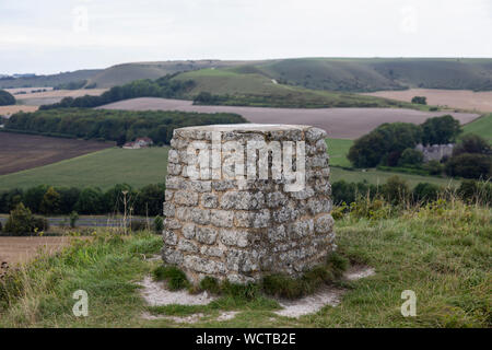 Steinsockel mit einem kreisförmigen Richtungsführer in km zu verschiedenen Orten, Castle Hill, Mere, Wiltshire, England, Großbritannien Stockfoto