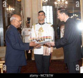 New Delhi. 28 Aug, 2019. Der chinesische Botschafter in Indien Sun Weidong (R) präsentiert seine Anmeldeinformationen zu indischen Präsidenten Ram Nath Kovind am Rashtrapati Bhawan (Präsident) in Neu-Delhi, Indien, Aug 28., 2019. Quelle: Xinhua/Alamy leben Nachrichten Stockfoto