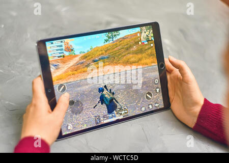 Bischkek, Kirgisistan - Januar 21, 2019: Frau spielen pubg Coop multiplayer Battle Royale Game auf Apple ios Tablet iPad Pro Stockfoto