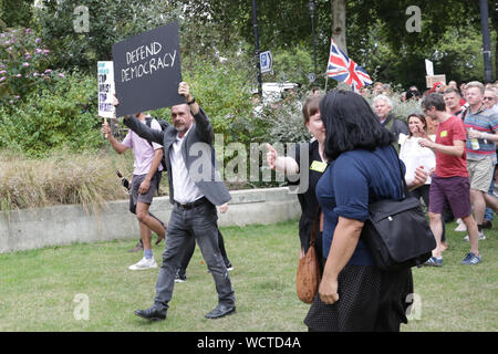 Westminster, London, Großbritannien. 28 Aug, 2019. Einer der Organisatoren, Paul Mason, Stürme College Green mit Hunderten von anderen. Tausende von empörten Demonstranten versammeln sich in College Green, Parliament Square und später außerhalb der Downing Street in Westminster für eine "Top der Putsch" protestieren gegen den geplanten Vertagung des Parlaments im September, die heute von der Regierung bestellt und von der Queen im Balmoral genehmigt. Credit: Imageplotter/Alamy leben Nachrichten Stockfoto