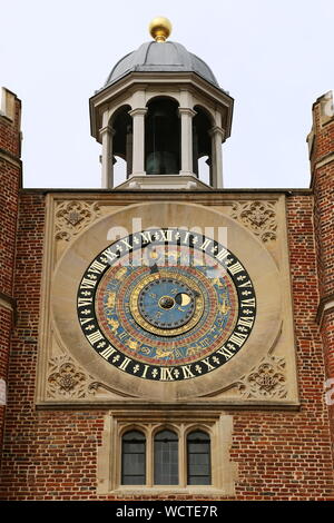 Astronomische Uhr, Uhr, Hampton Court Palace, East Molesey, Surrey, England, Großbritannien, USA, UK, Europa Stockfoto