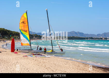 Mallorca, Spanien - 11. Mai 2019: Segelboote am Sandstrand von Alcudia Stockfoto