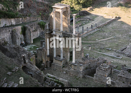 Die Ruinen des römischen Theaters, Volterra, Toskana, Italien, ausgegraben 1950, das von der Via Lungo le Mura del Mandorlo Stockfoto