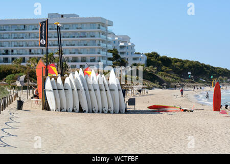 Mallorca, Spanien - 11. Mai 2019: Wassersport Mallorca, Kitesurf Schule am Strand von Alcudia Stockfoto