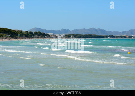 Die Bucht von Alcudia mit kristallklarem Wasser im nördlichen Teil von Mallorca. Spanien Stockfoto