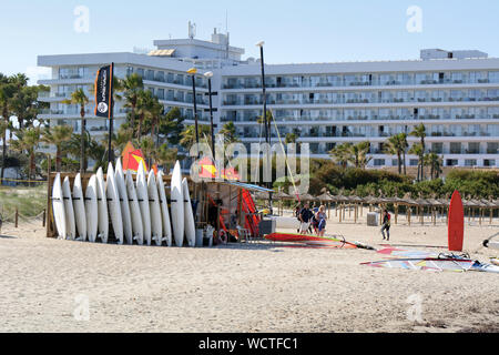 Mallorca, Spanien - 11. Mai 2019: Wassersport Mallorca, Kitesurf Schule am Strand von Alcudia Stockfoto