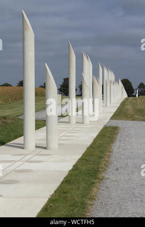 JELLING, Dänemark, 15. JULI 2019: Jelling palisade Denkmal, der Bereich der Wikingerzeit hölzernen Palisade jetzt von weißem Beton Beiträge gekennzeichnet. Stockfoto